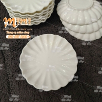 Đĩa sứ hoa cúc đựng trầu, bánh bao bày mâm cúng